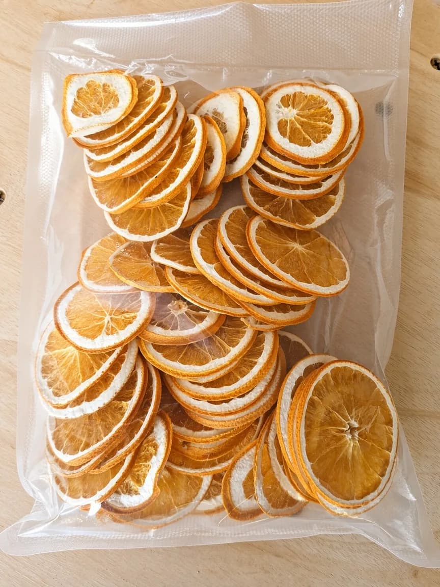 Vrac : sachet sous vide rempli de tranches d’orange séchées.